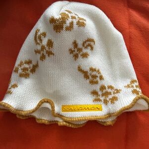 NWOT Vintage Salomon Knit Ski Beanie/ Hat White and Yellow Scalloped Hem RARE!